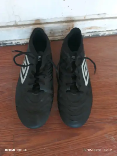 Botines de fútbol negros Umbro - miniatura 2