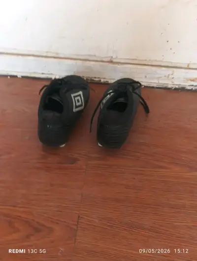 Botines de fútbol negros Umbro - miniatura 3