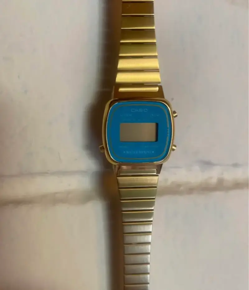 Reloj digital dorado clásico CASIO - 1
