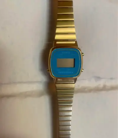 Reloj digital dorado clásico CASIO - miniatura 1