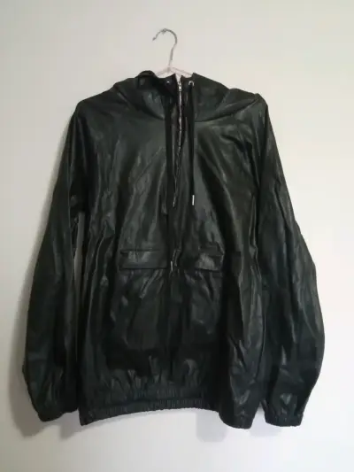 Chaqueta negra con capucha - miniatura 1