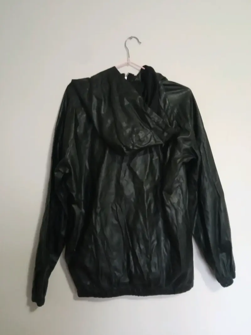 Chaqueta negra con capucha - 2
