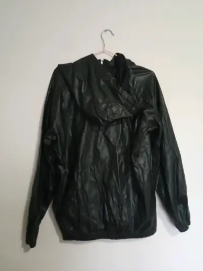 Chaqueta negra con capucha - miniatura 2