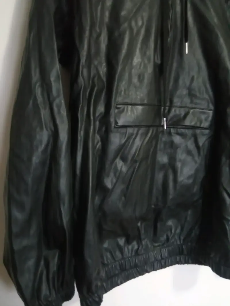 Chaqueta negra con capucha - 3