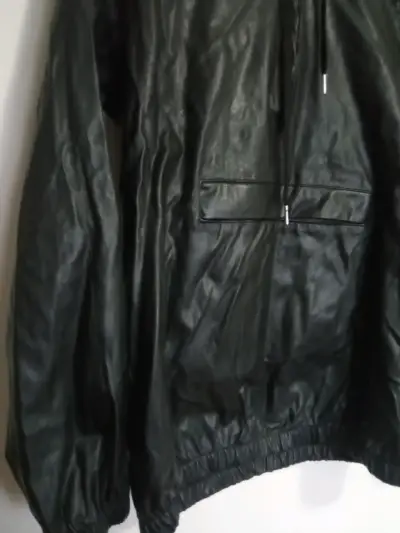 Chaqueta negra con capucha - miniatura 3