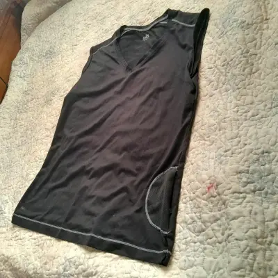 Polera deportiva sin mangas negra - miniatura 3