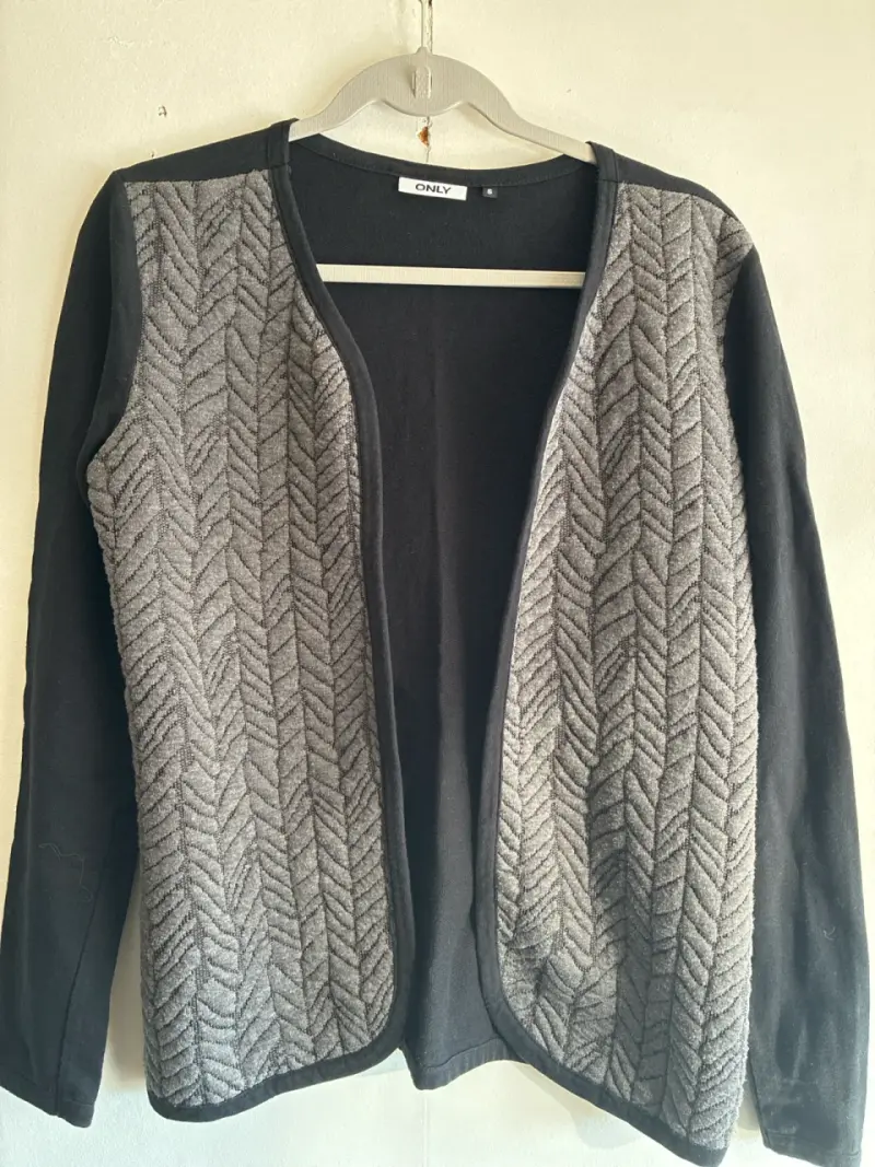 Cárdigan gris y negro - 2