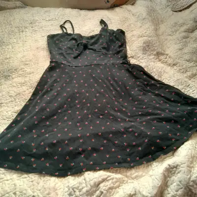 Vestido negro con estampado de cerezas - miniatura 1