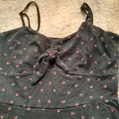 Vestido negro con estampado de cerezas - miniatura 2
