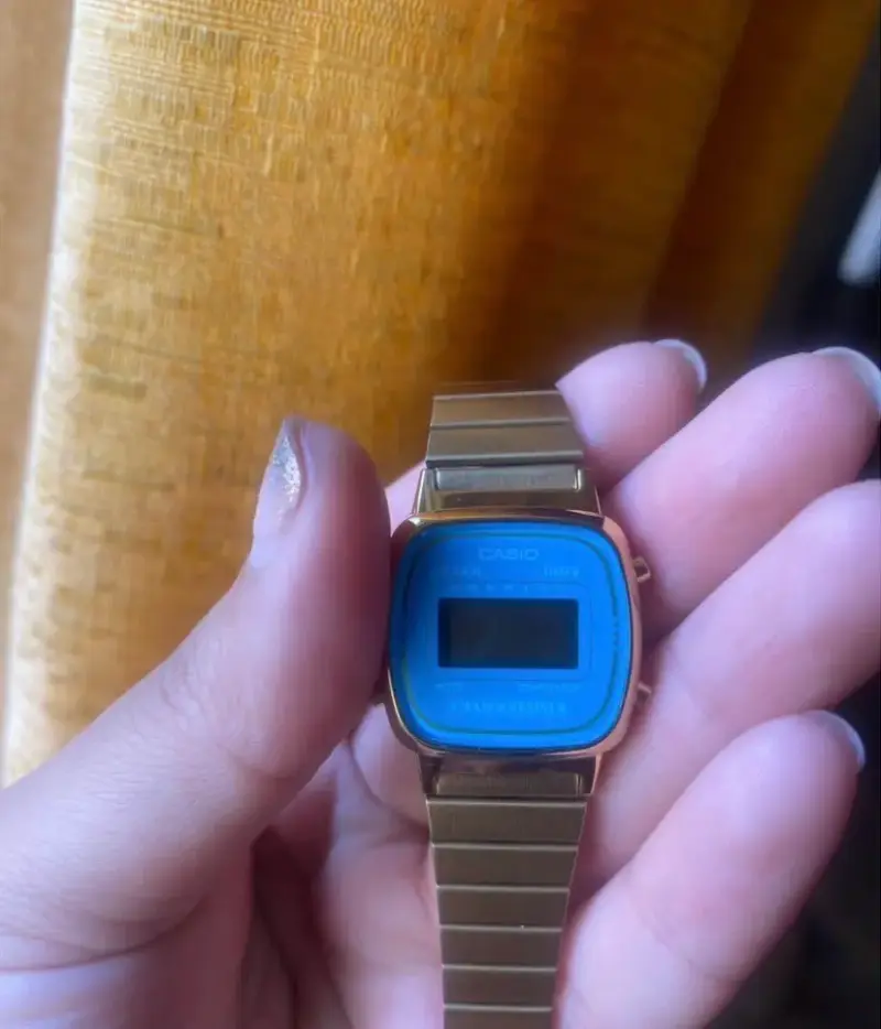 Reloj digital dorado clásico CASIO - 5