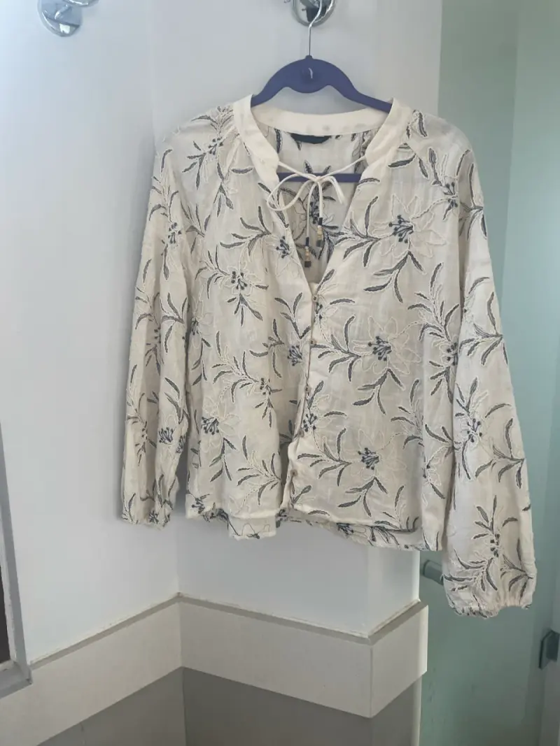 Blusa crema con bordados florales. - 1