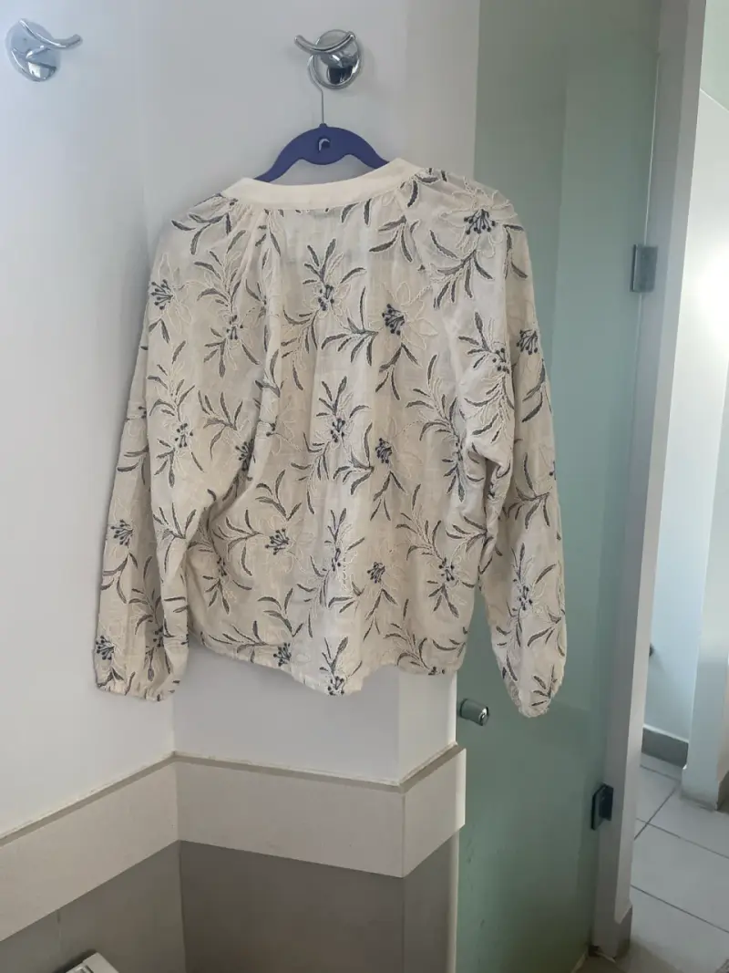 Blusa crema con bordados florales. - 2