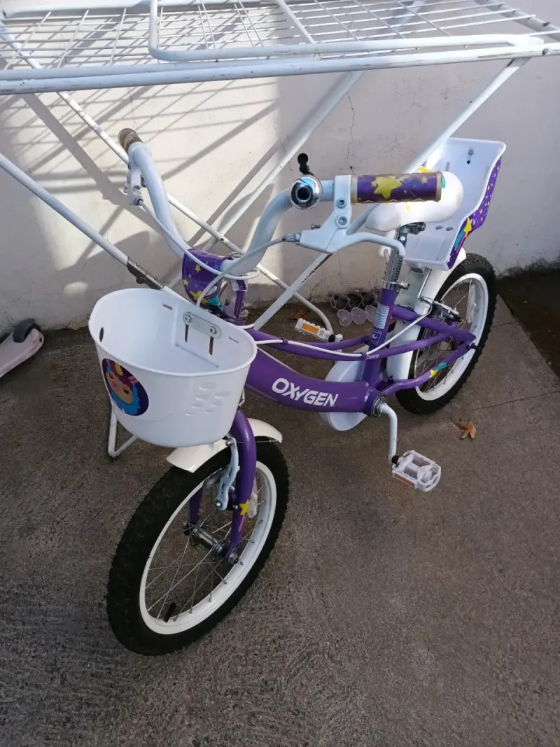 Bicicleta niño morada con canasto - 1