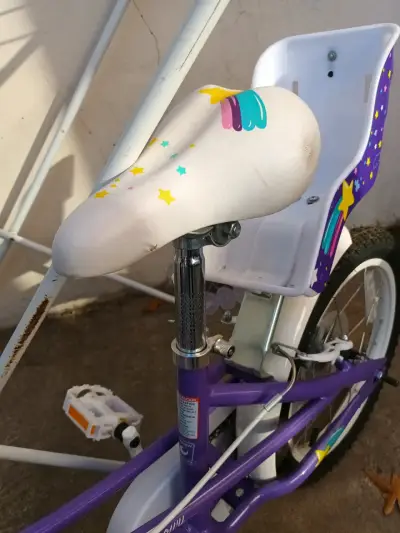 Bicicleta niño morada con canasto - miniatura 3