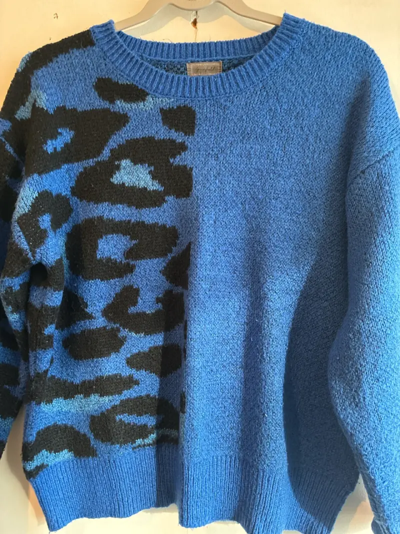 Suéter azul con estampado - 1