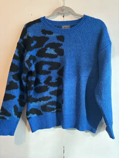 Suéter azul con estampado - miniatura 2