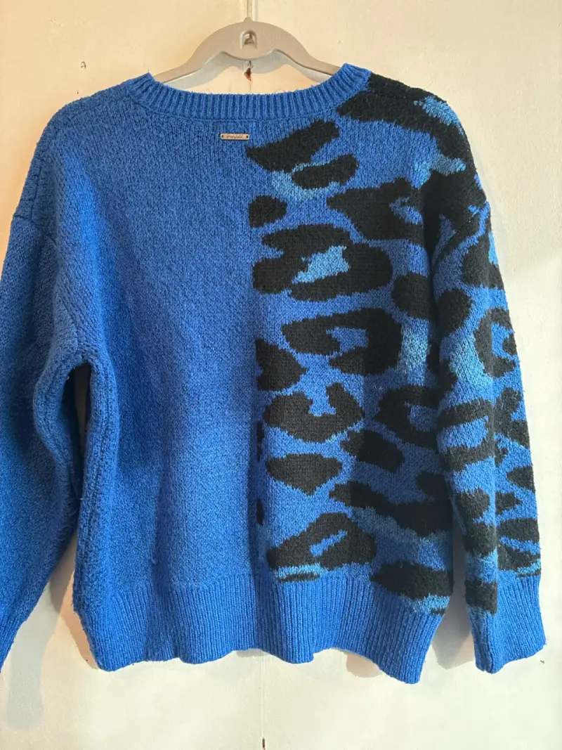 Suéter azul con estampado - 3