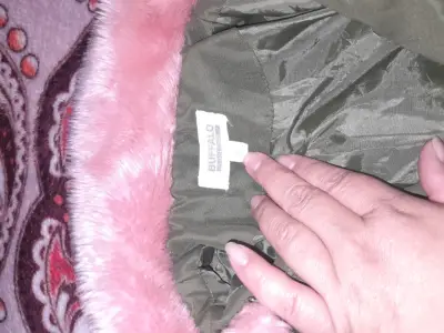 Chaqueta bomber con cuello de piel - miniatura 2
