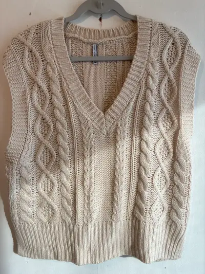 Chaleco tejido sin mangas beige - miniatura 1