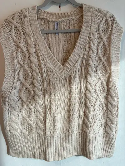Chaleco tejido sin mangas beige - miniatura 2