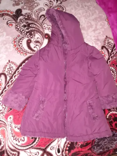 Abrigo de peluche morado para niña - miniatura 2
