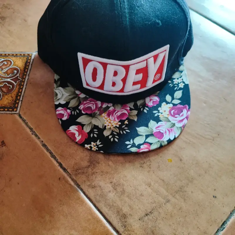 Gorra Obey negra floral - 1