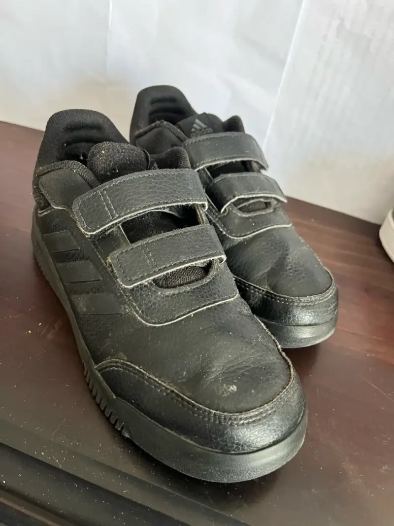 Zapatillas negras con velcro - 1