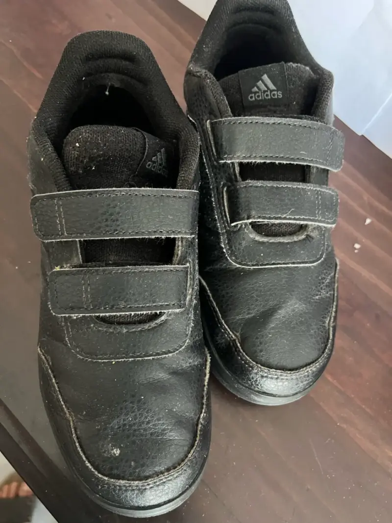 Zapatillas negras con velcro - 2