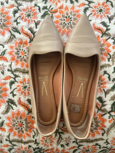 Zapatos beige punta cerrada - miniatura 1