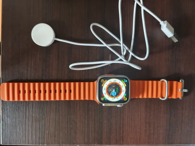 Reloj inteligente naranja con cargador - 1