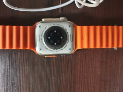Reloj inteligente naranja con cargador - miniatura 3