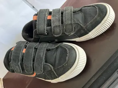 Zapatillas negras con velcro - miniatura 3