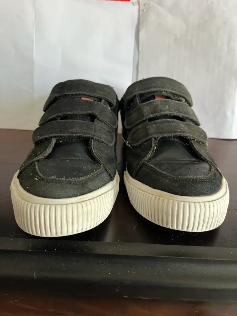 Zapatillas negras con velcro - 1
