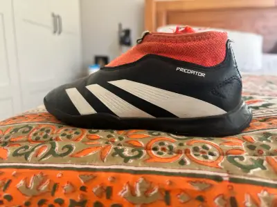 Zapatillas deportivas negras y naranjas - miniatura 2
