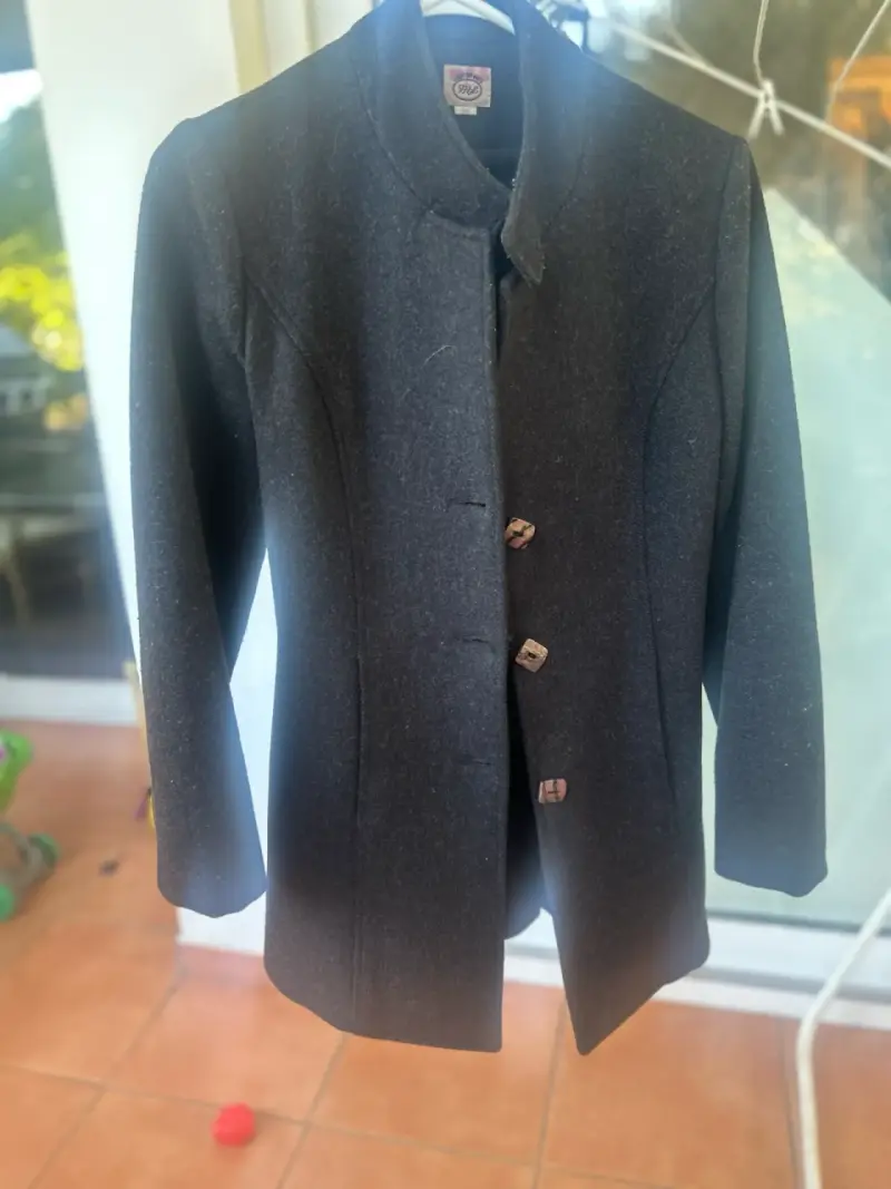 Abrigo negro clásico para mujer - 1