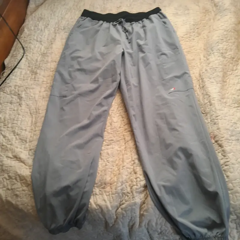 Pantalones deportivos grises - 1