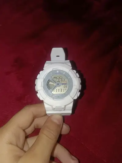 Reloj deportivo blanco (sin marca) - miniatura 1
