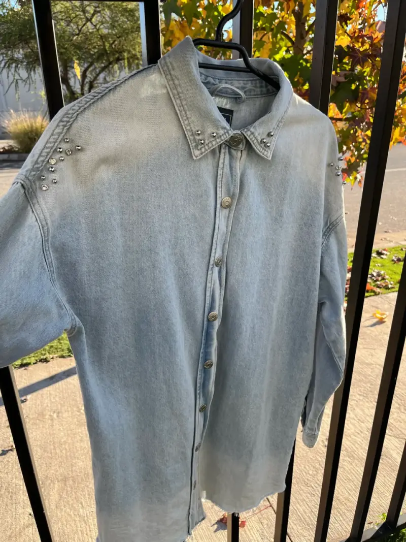 Camisa de mezclilla con tachas - 1