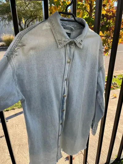 Camisa de mezclilla con tachas - miniatura 1