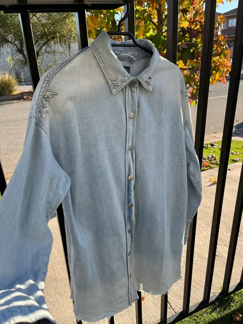 Camisa de mezclilla con tachas - 3