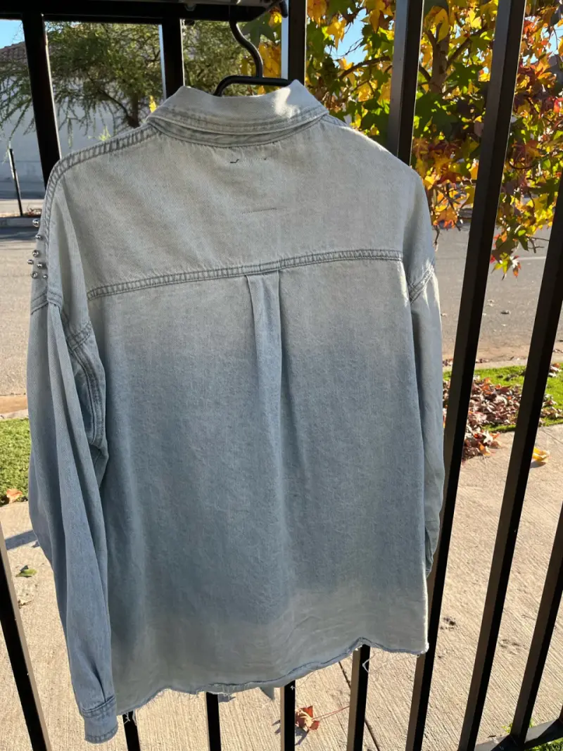 Camisa de mezclilla con tachas - 5