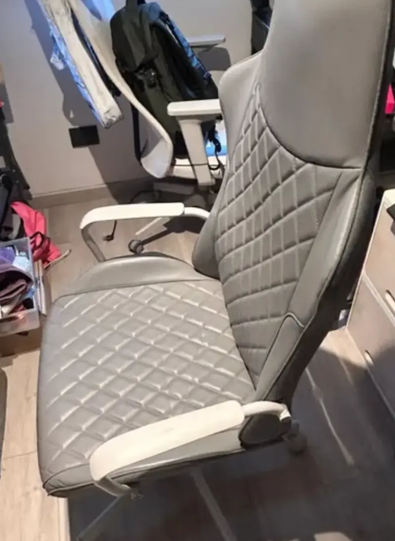 Silla de oficina gris moderna