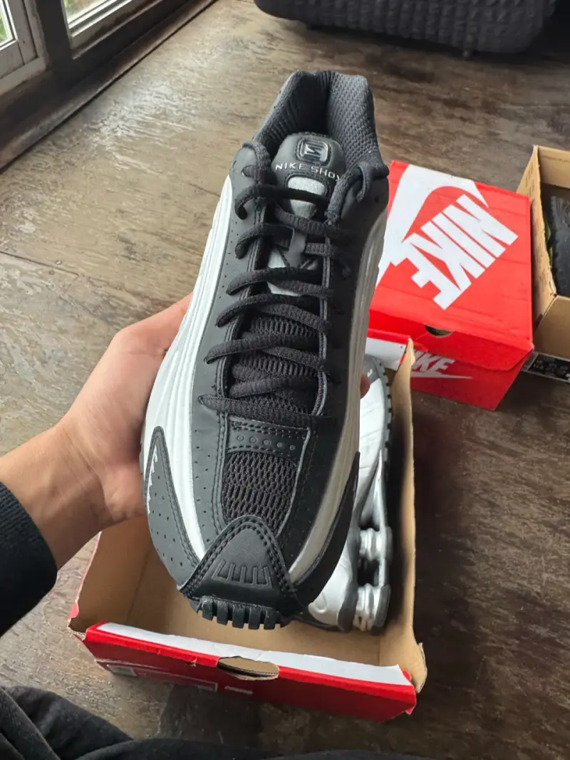 Zapatillas Nike Shox negras y plateadas - 2