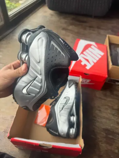 Zapatillas Nike Shox negras y plateadas - miniatura 5