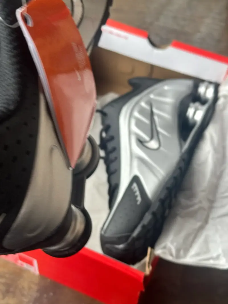 Zapatillas Nike Shox negras y plateadas - 6