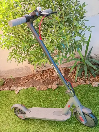 Scooter eléctrico gris - miniatura 1