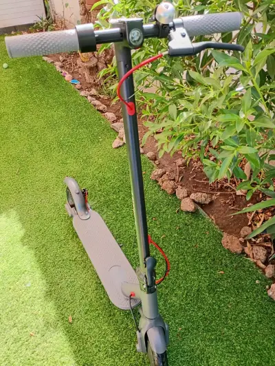Scooter eléctrico gris - miniatura 5