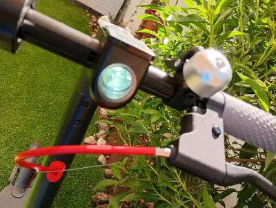 Scooter eléctrico gris - miniatura 6