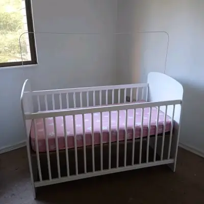 Cuna de bebé blanca con colchón - miniatura 3