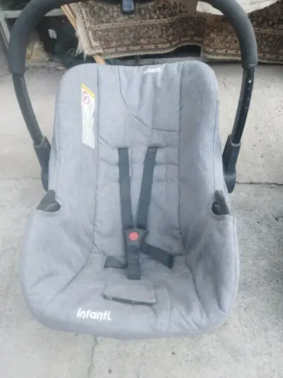 Silla de auto infantil gris - miniatura 1